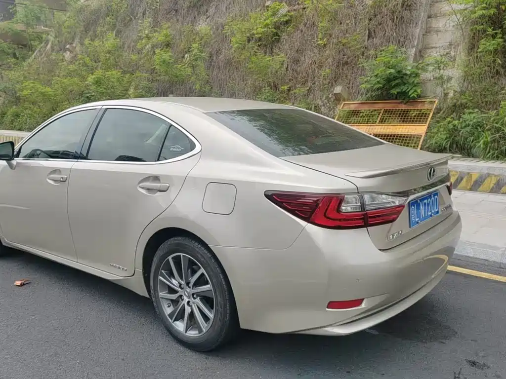 Lexus ES 2016 — фото 10