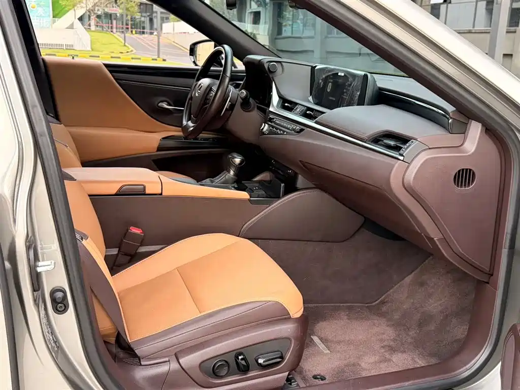 Lexus ES 2021