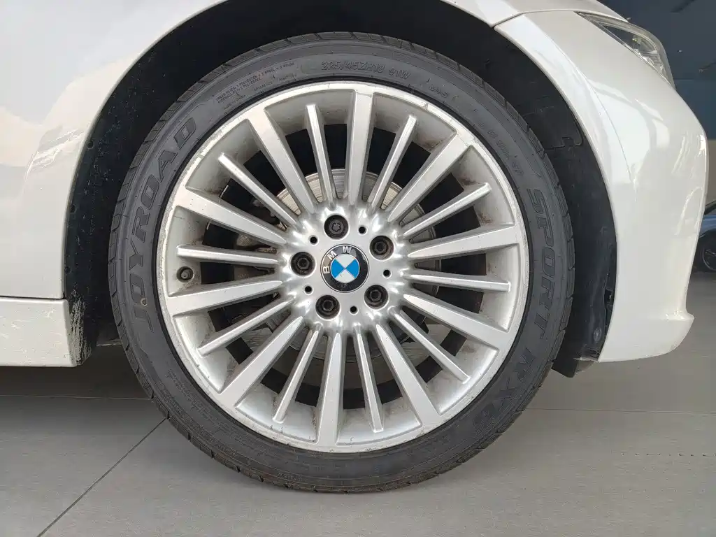 BMW 3 Series 2018 — фото 16