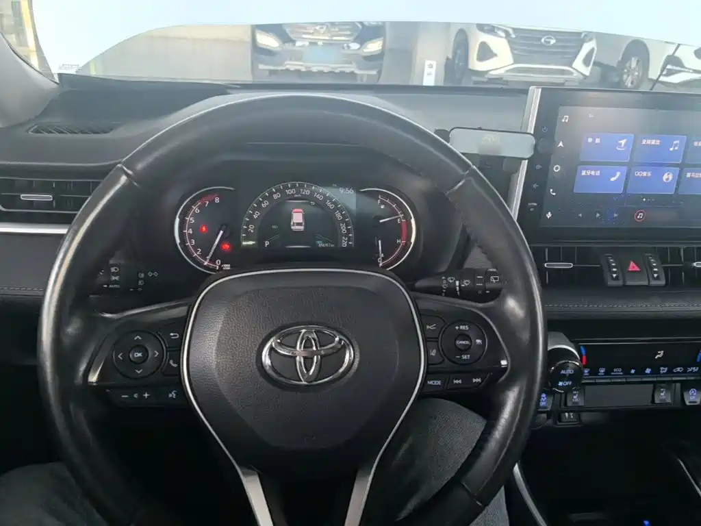 Toyota RAV4 2021 — фото 10