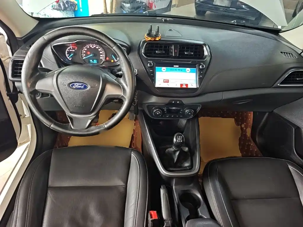 Ford Escort 2017 — фото 10