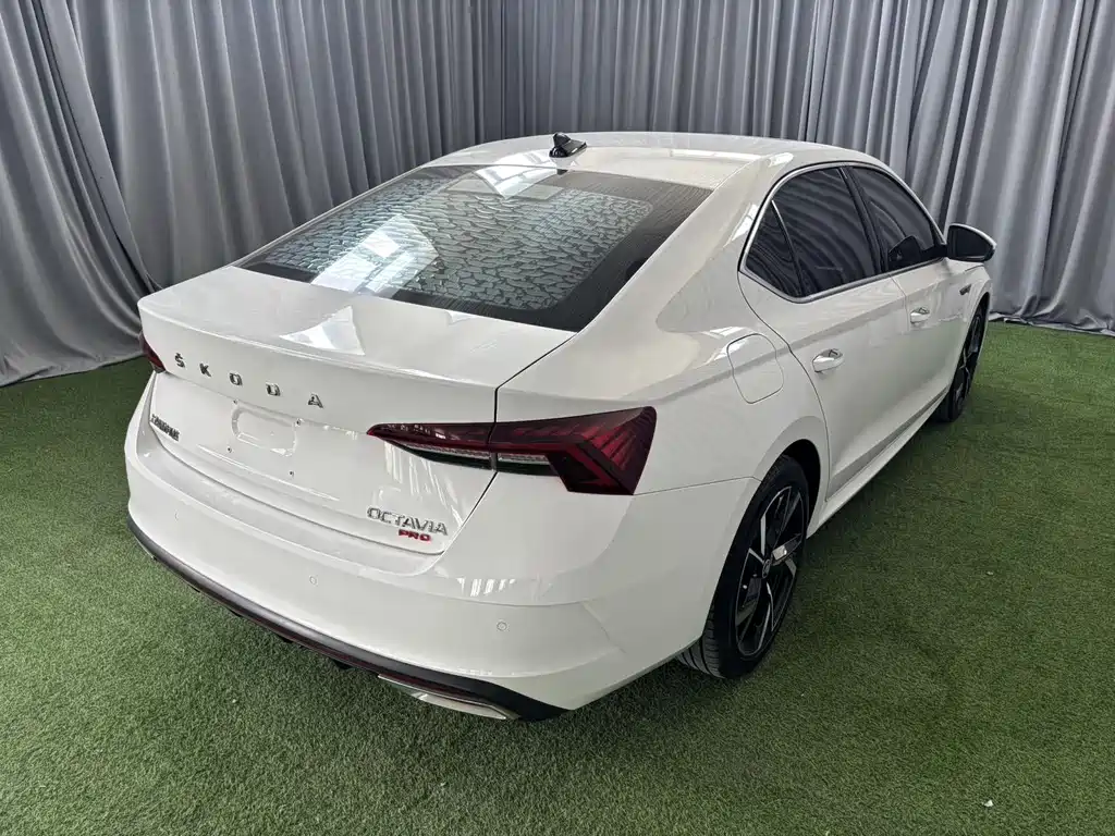 Skoda Octavia 2022 — фото 6