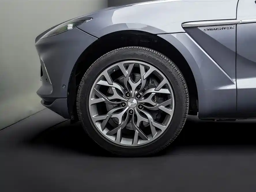Aston Martin DBX 2023 — фото 6