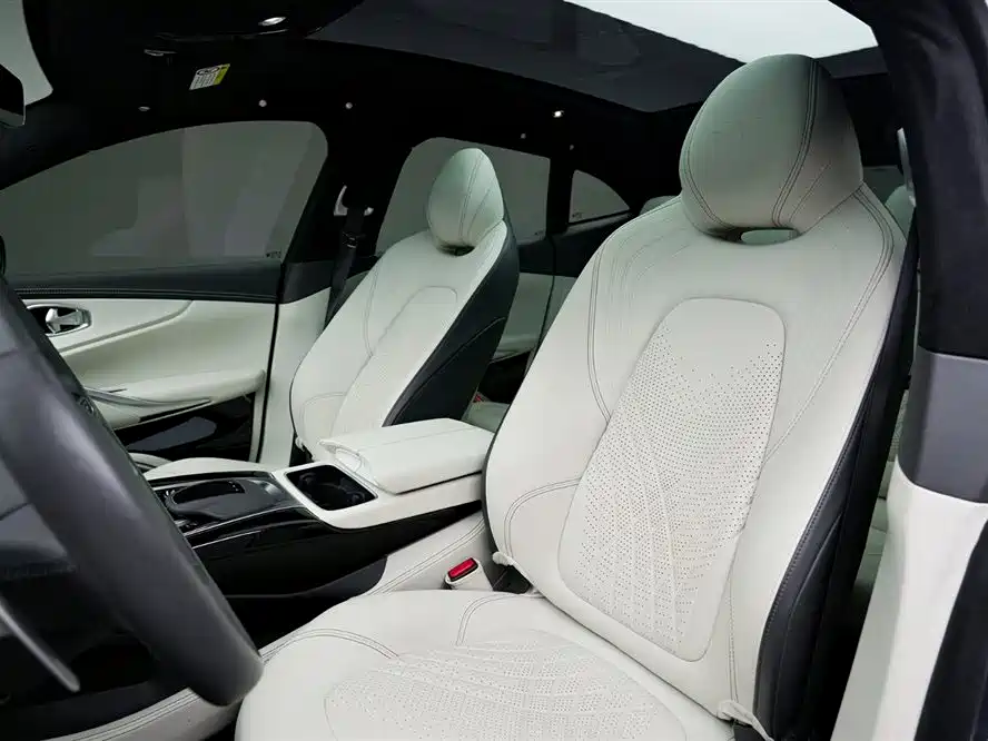 Aston Martin DBX 2023 — фото 12