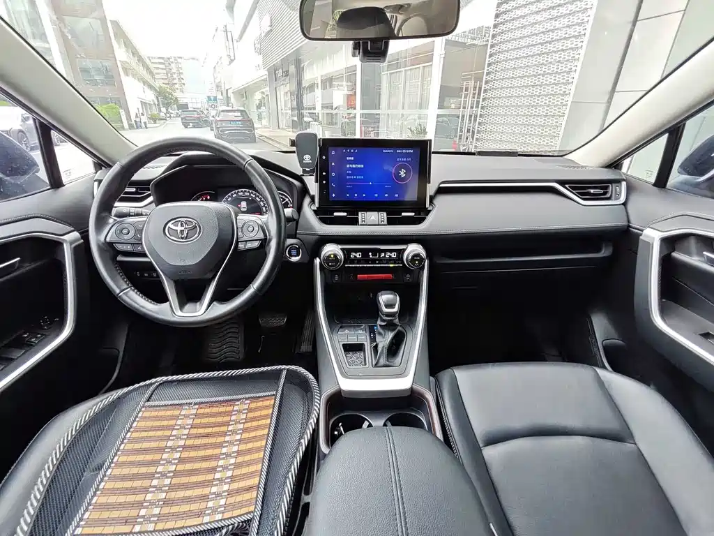 Toyota RAV4 2022 — фото 10