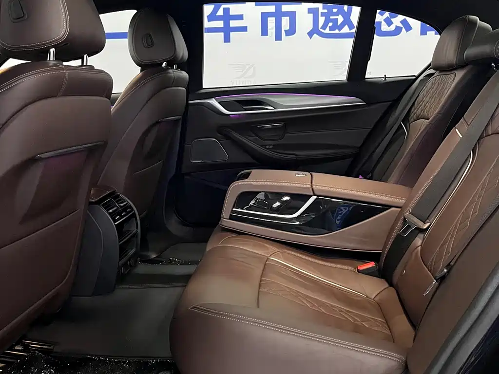 BMW 5 Series 2019 — фото 11