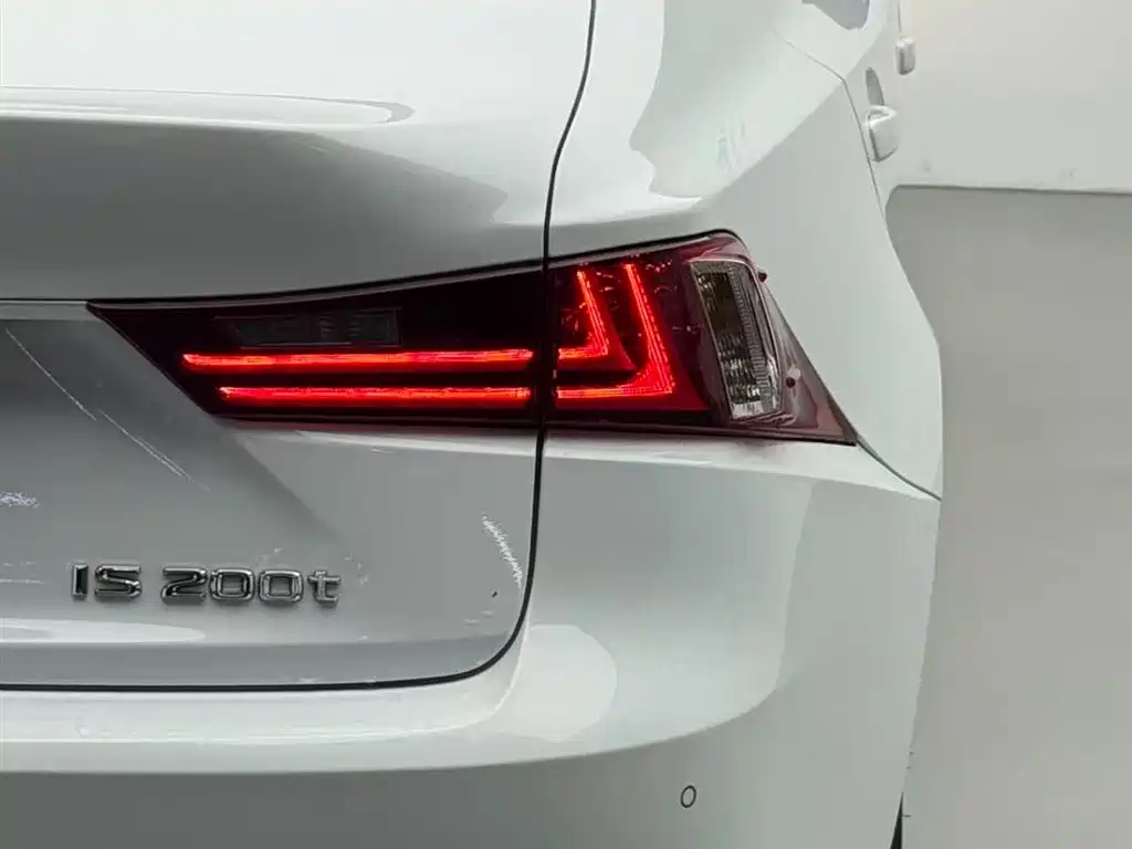 Lexus IS 2016 — фото 14