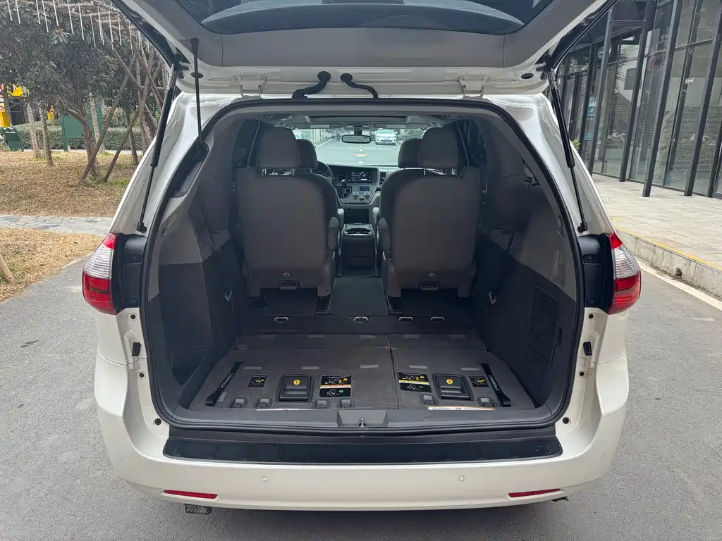 Toyota Sienna 2019 — фото 23