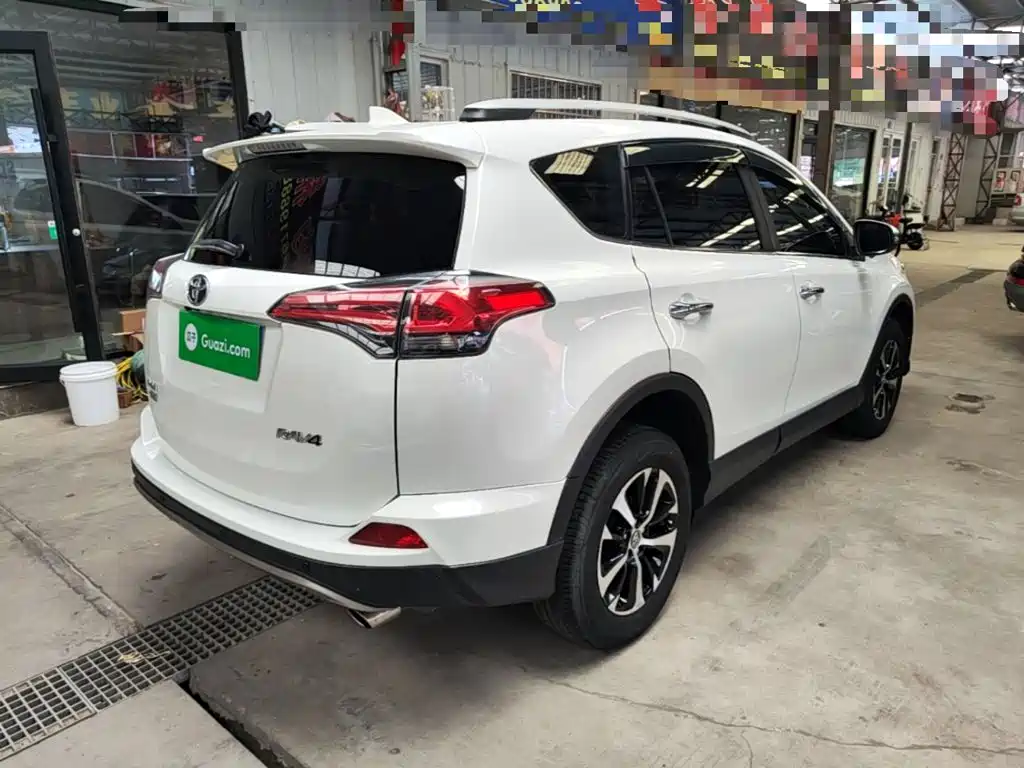 Toyota RAV4 2018 — фото 7