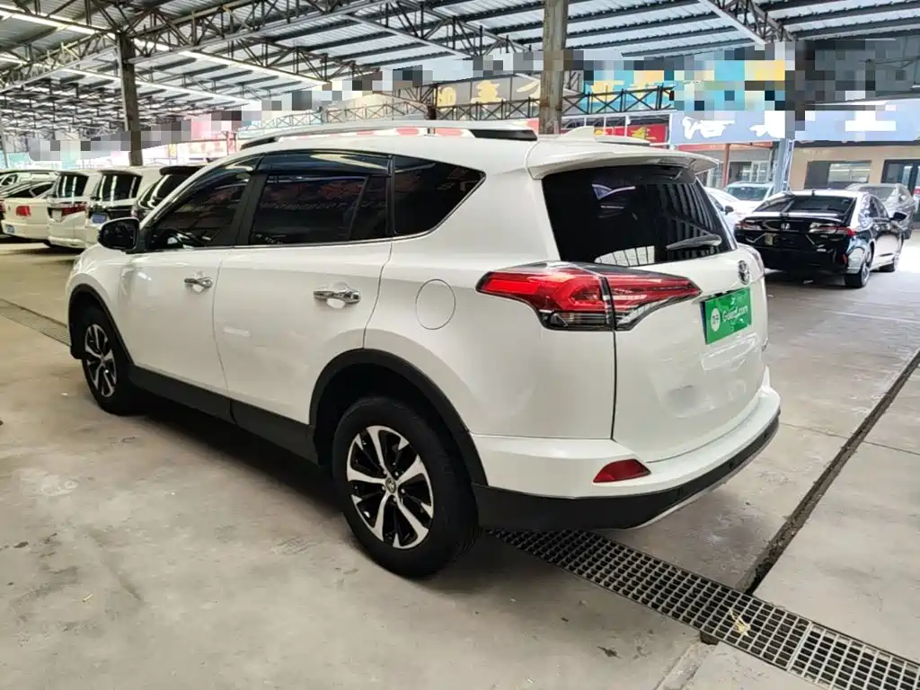Toyota RAV4 2018 — фото 5
