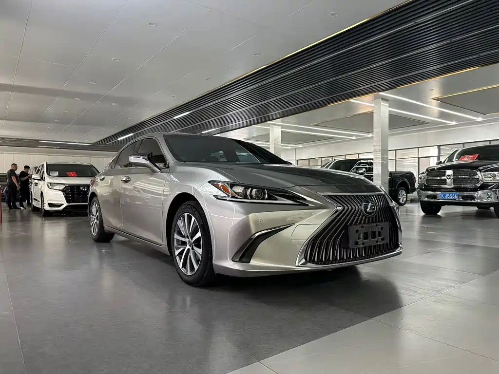 Lexus ES 2019 — фото 3