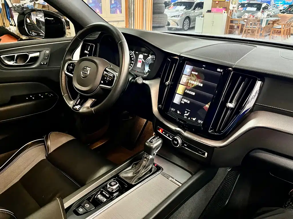 Volvo XC60 2020 — фото 16