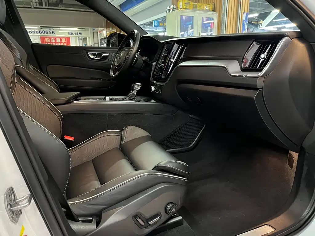 Volvo XC60 2020 — фото 15