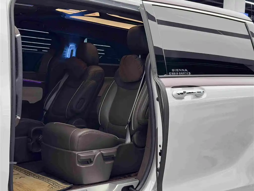 Toyota Sienna 2024 — фото 9
