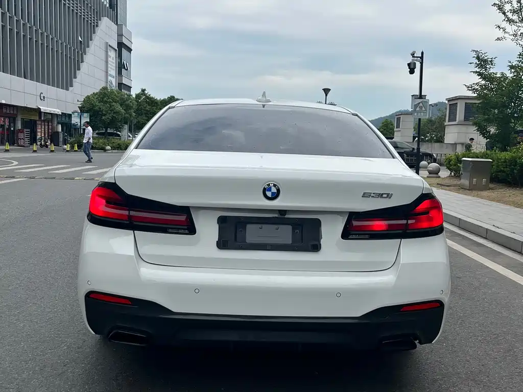 BMW 5 Series 2021 — фото 10