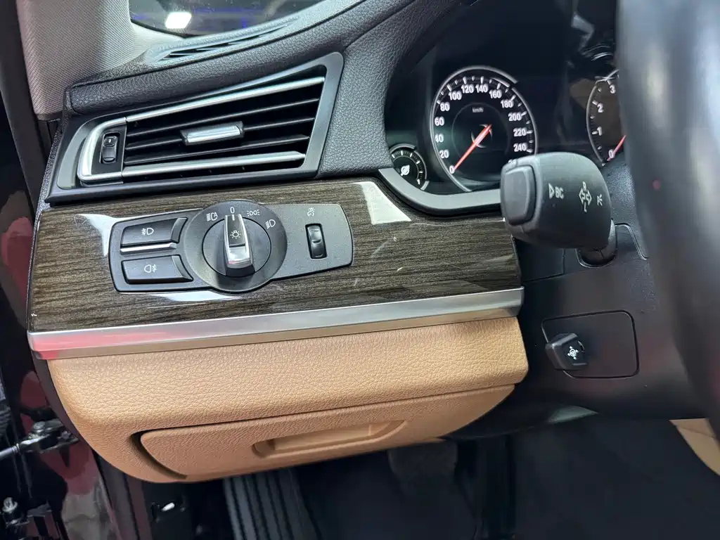 BMW 7 Series 2014 — фото 14