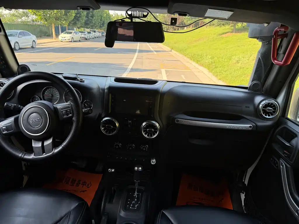 Jeep Wrangler 2014 — фото 11