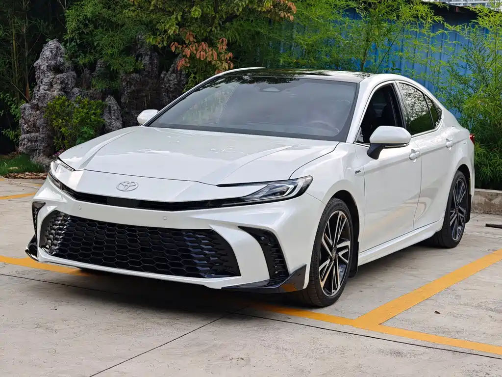 Toyota Camry 2024 — фото 1