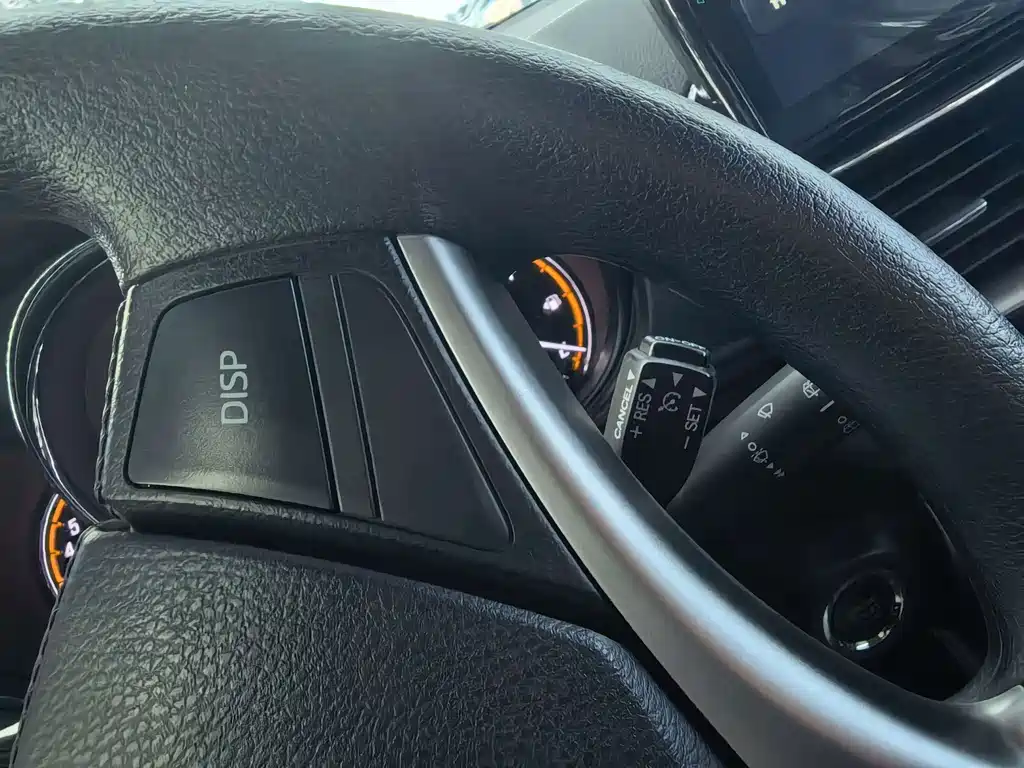 Toyota Yaris L 2022 — фото 11