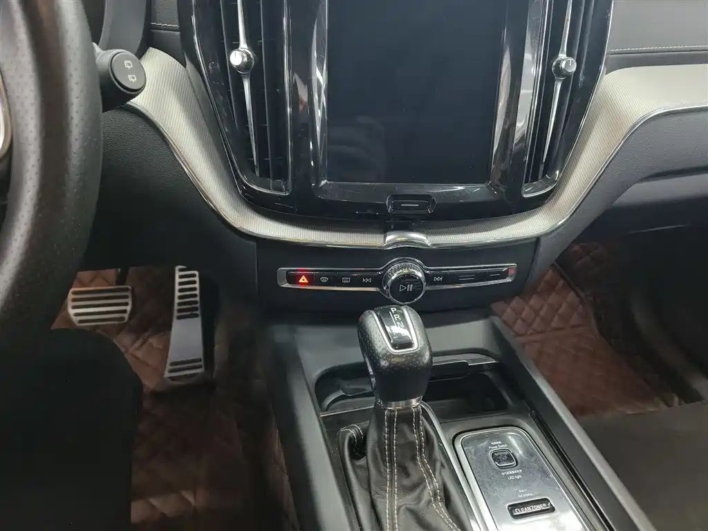 Volvo XC60 2019 — фото 13