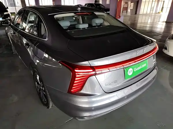Hongqi H5 PHEV 2025