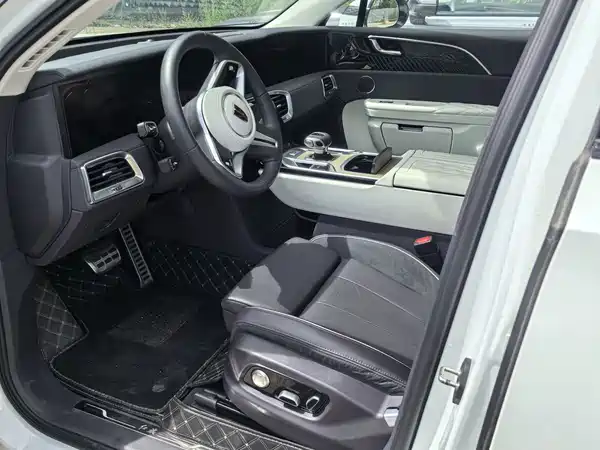 Hongqi E-HS9 2023