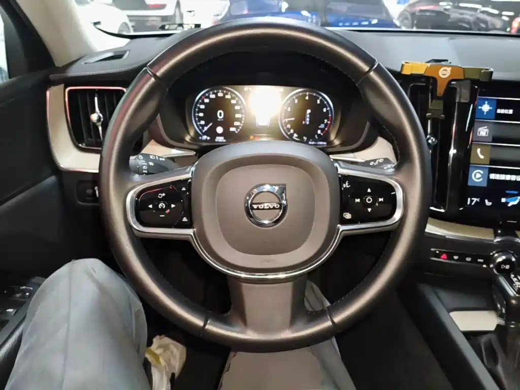 Volvo XC60 2019 — фото 11