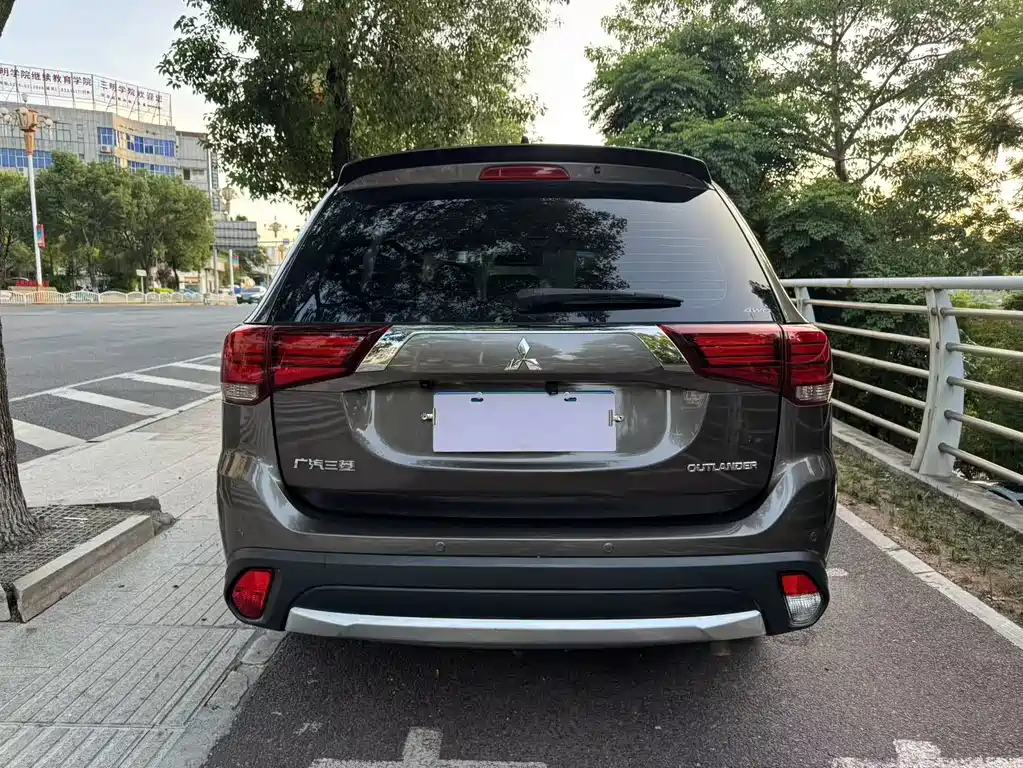Mitsubishi Outlander 2019 — фото 8