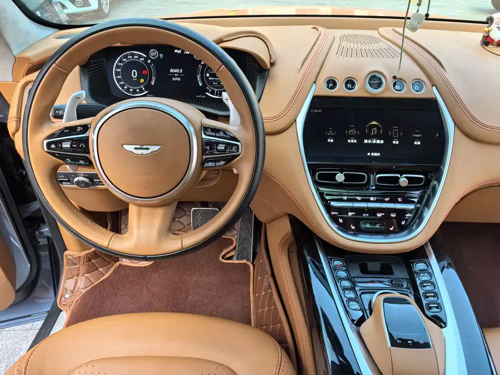 Aston Martin DBX 2021 — фото 15