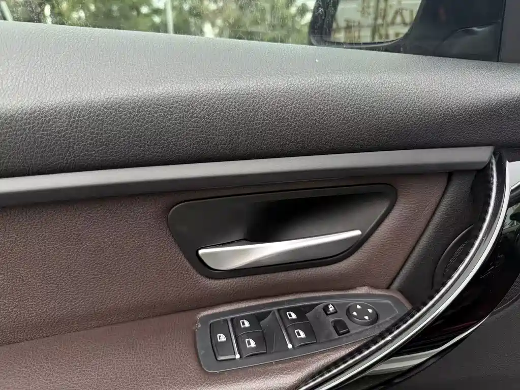 BMW 3 Series 2018 — фото 16