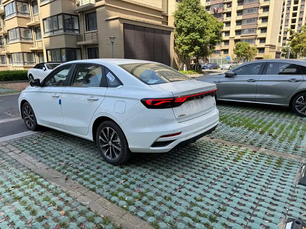 Geely Emgrand 2025