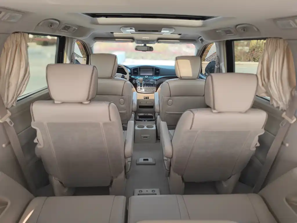 Nissan Quest 2015 — фото 10