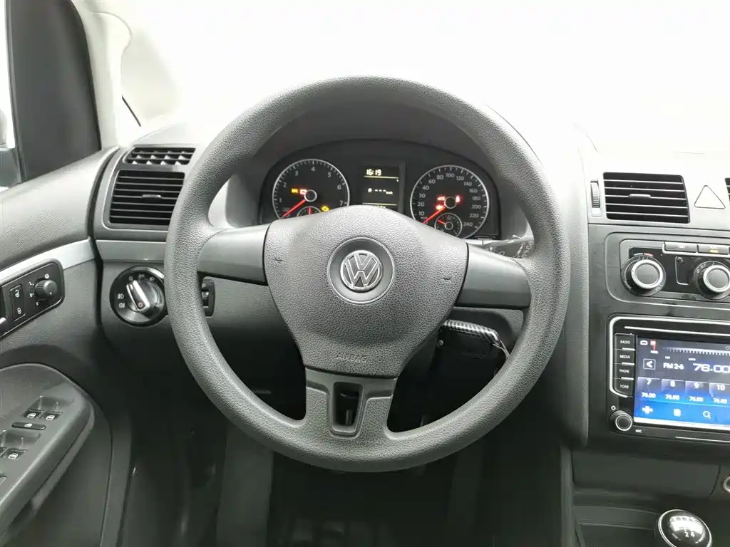 Volkswagen Touran 2014 — фото 11