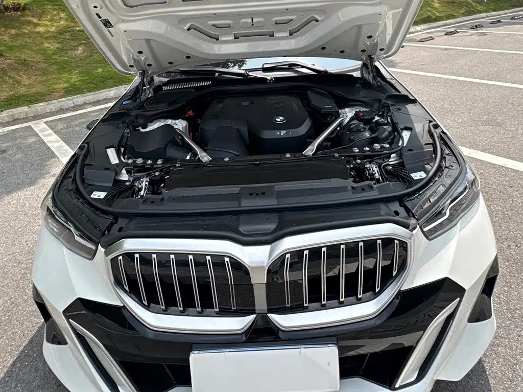 BMW 5 Series 2025 — фото 13