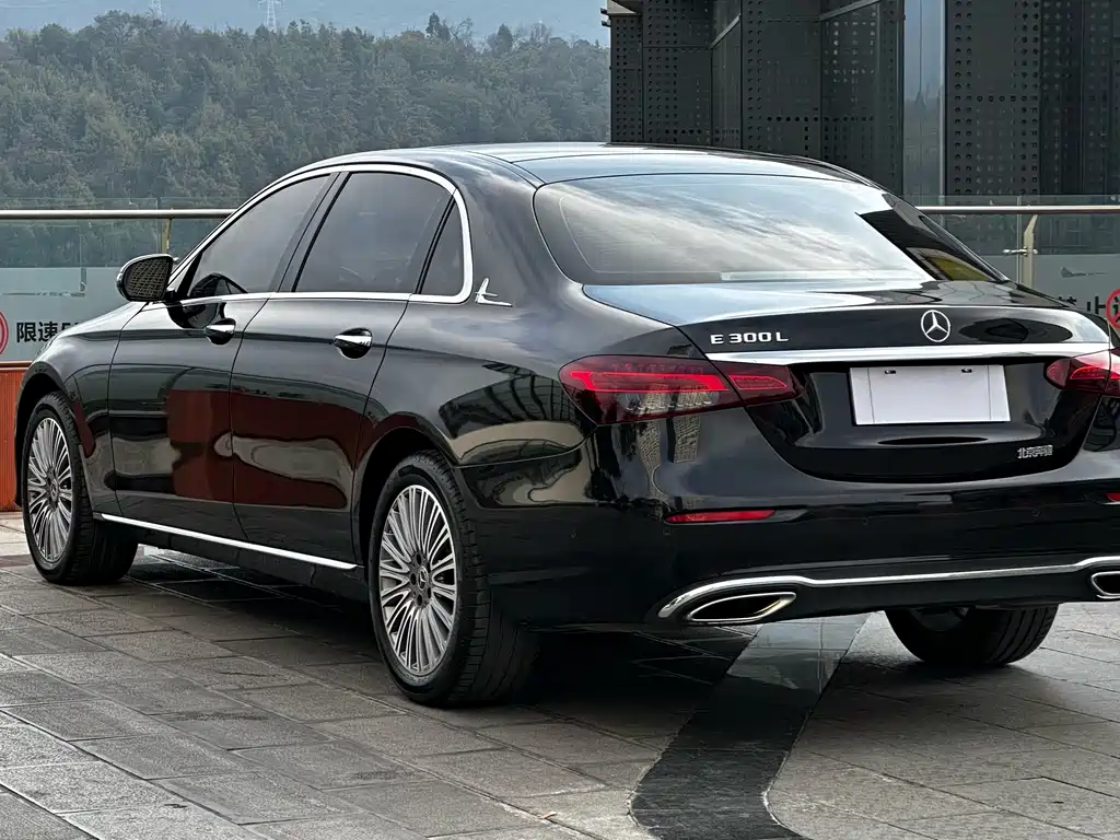 Mercedes-Benz E-Class 2022 — фото 9