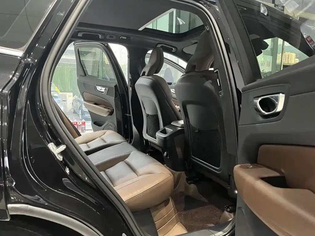 Volvo XC60 2025 — фото 13