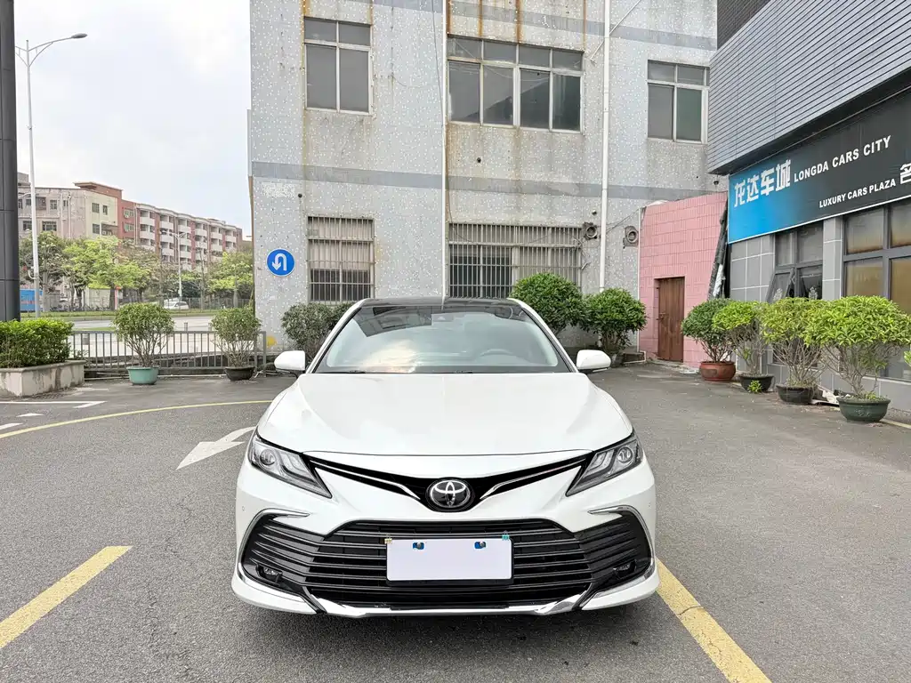 Toyota Camry 2023 — фото 2