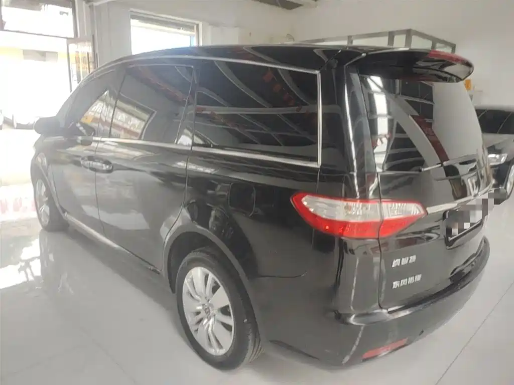 Luxgen Big 7 MPV 2015 — фото 5