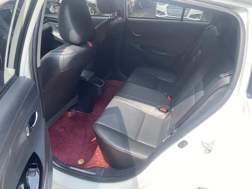 Toyota Yaris L 2022 — фото 11