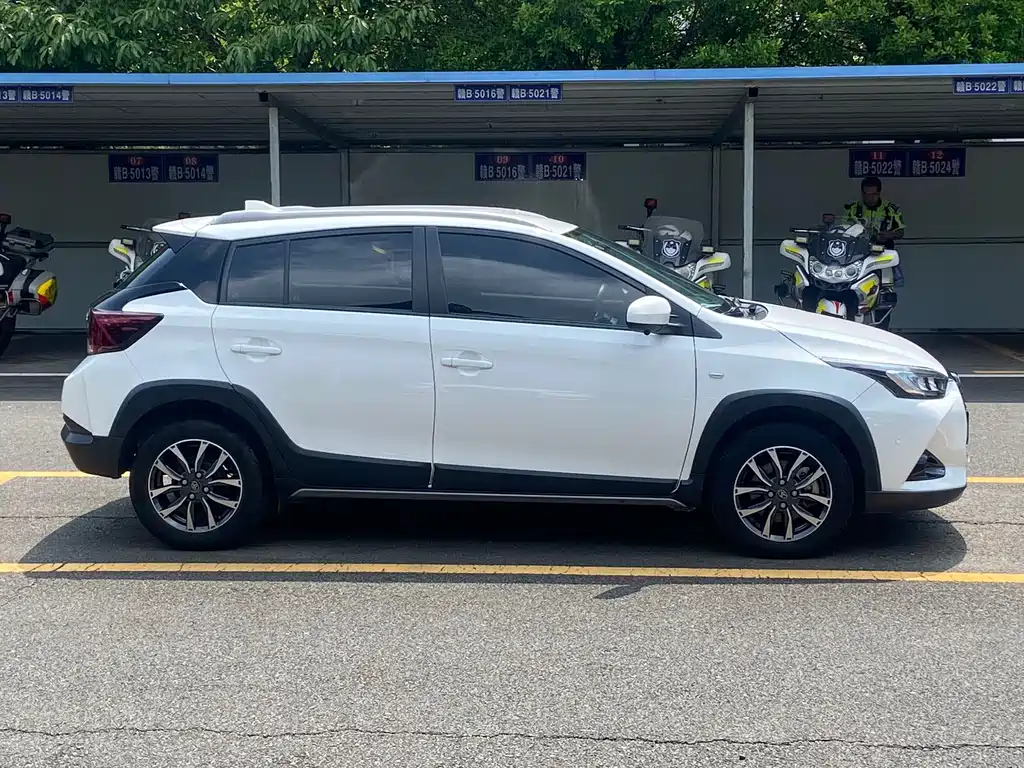 Toyota Yaris L 2022 — фото 8