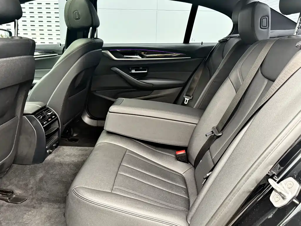 BMW 5 Series 2018 — фото 9