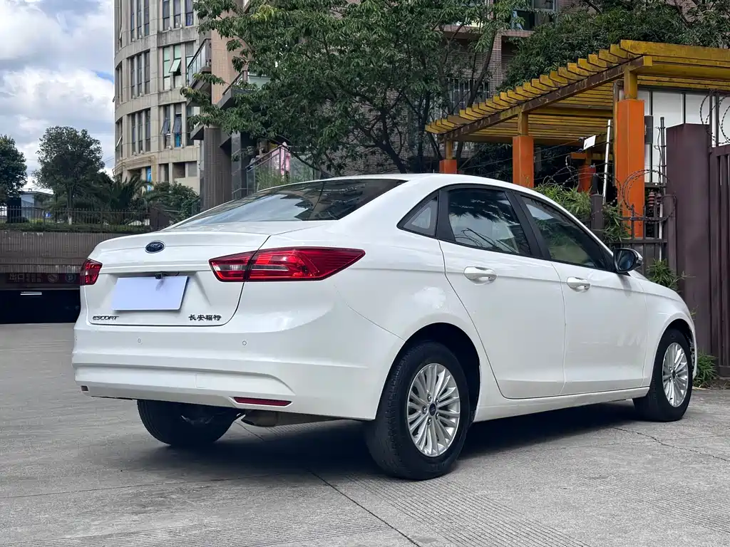 Ford Escort 2017 — фото 15