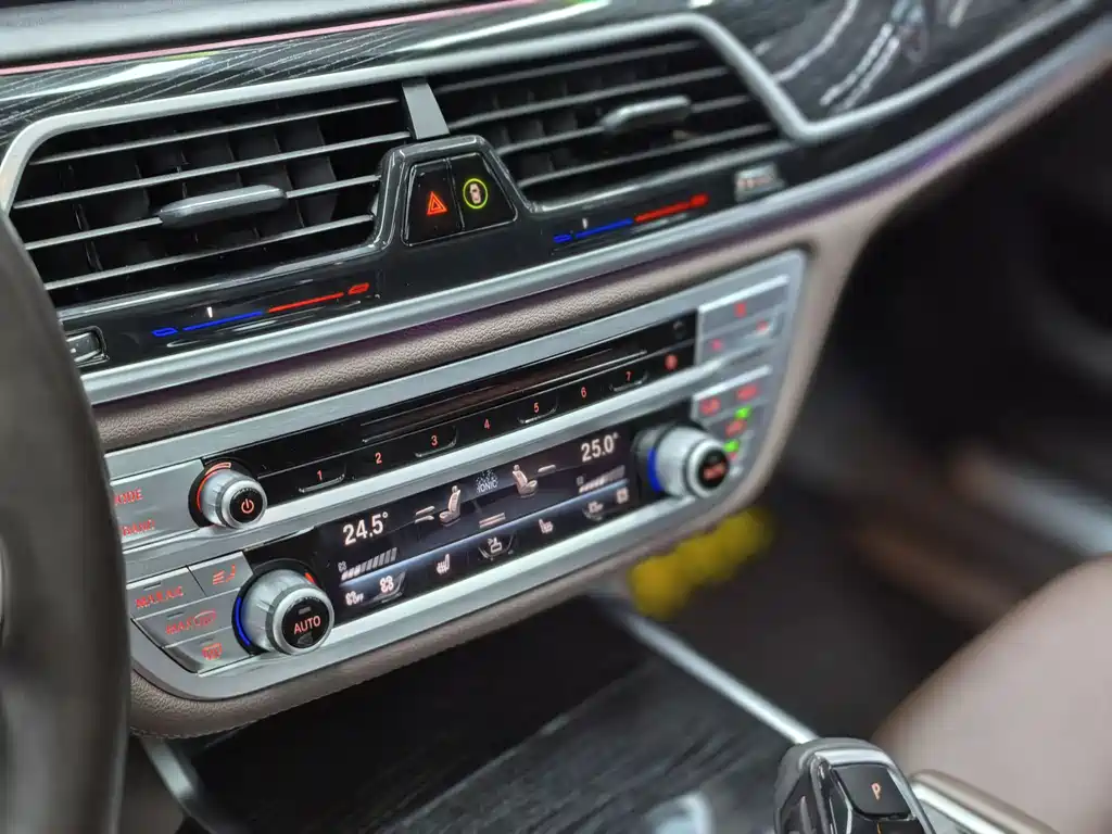 BMW 7 Series 2019 — фото 18