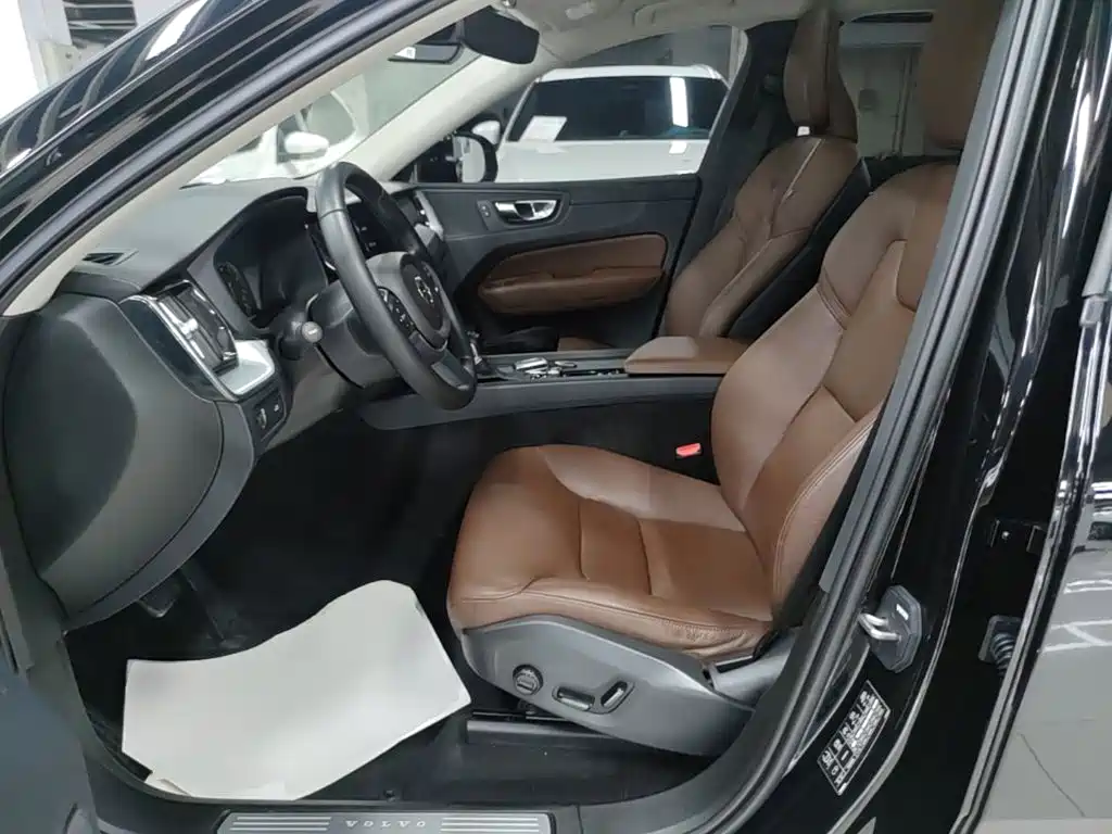 Volvo XC60 2019 — фото 15
