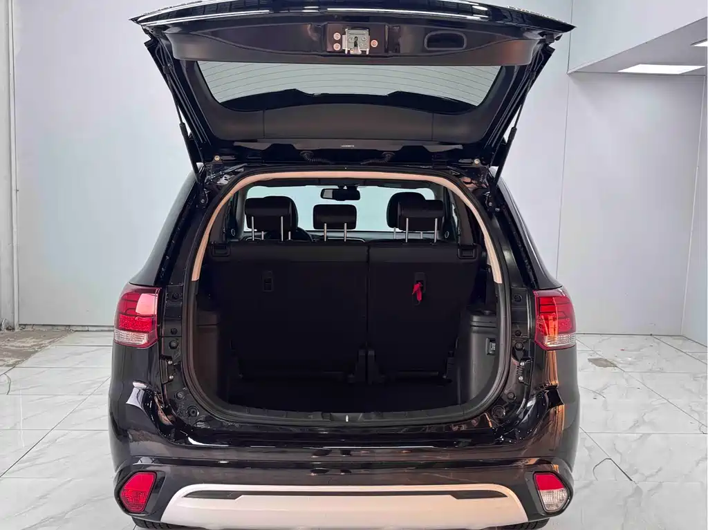 Mitsubishi Outlander 2021 — фото 16