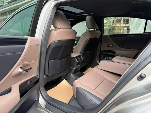 Lexus ES 2023