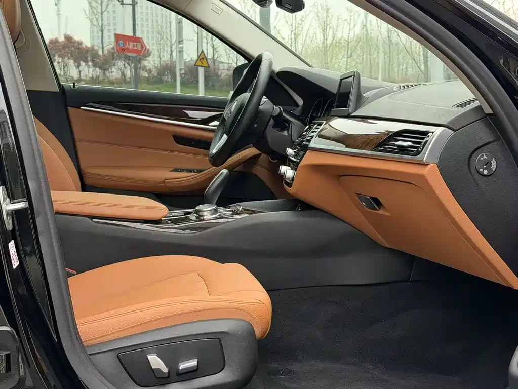 BMW 5 Series 2017 — фото 11