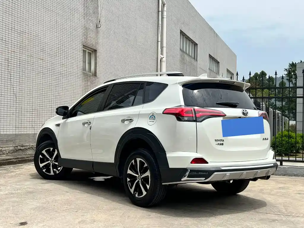 Toyota RAV4 2018 — фото 7