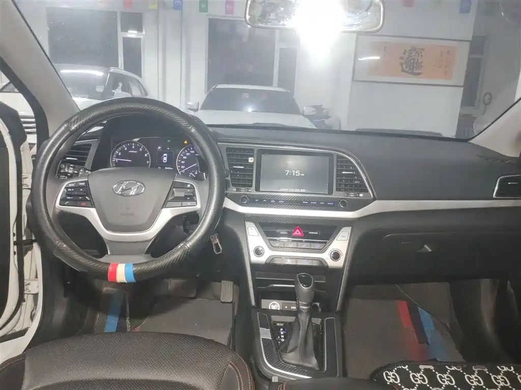 Hyundai Elantra 2018 — фото 10