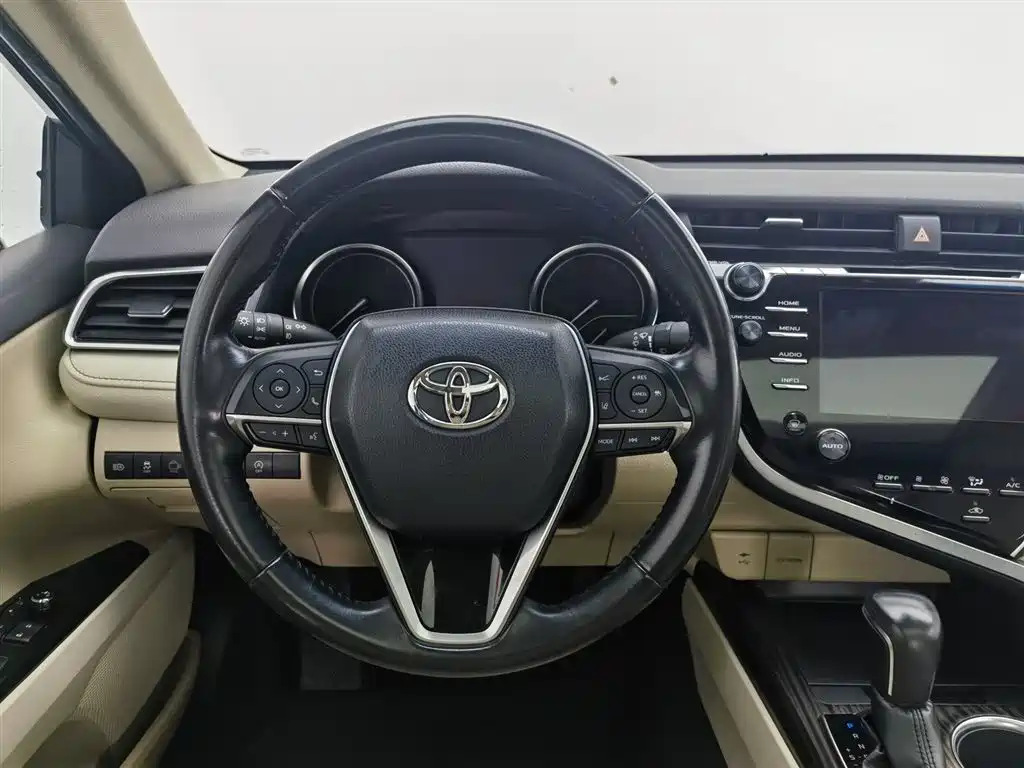 Toyota Camry 2018 — фото 11